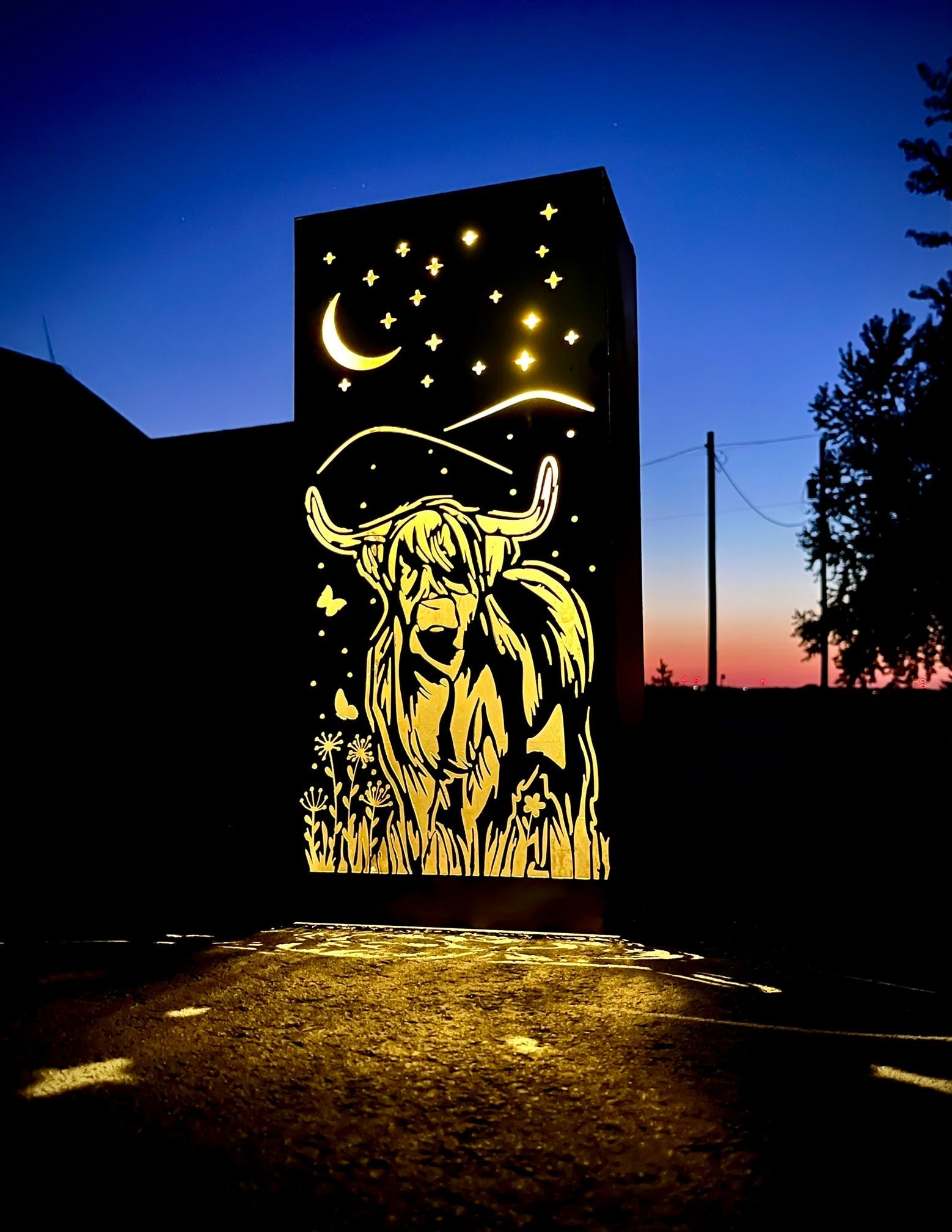Highland Cow Solar Steel Luminary Pillar