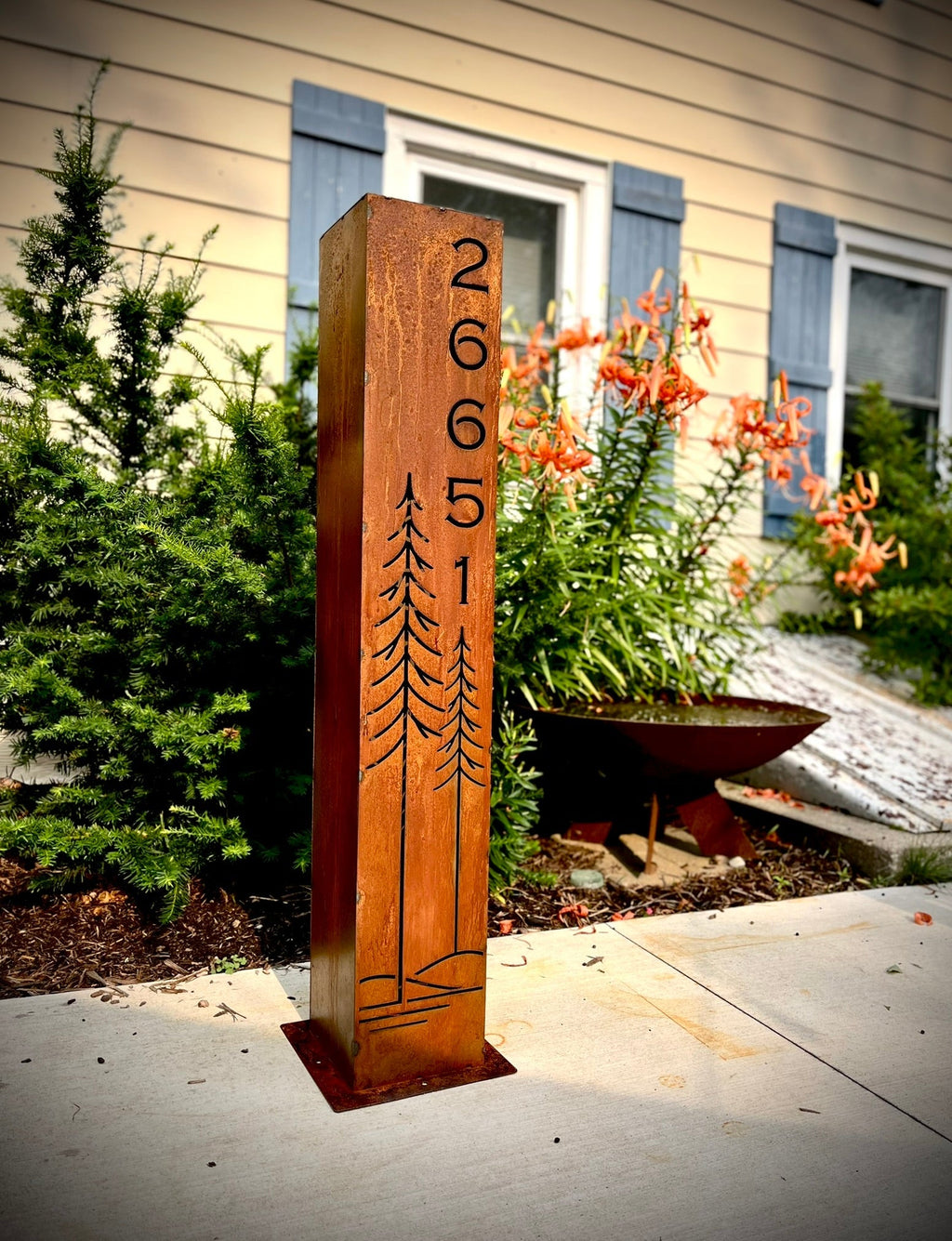 Simple Pines Address Solar Pillar - Steel
