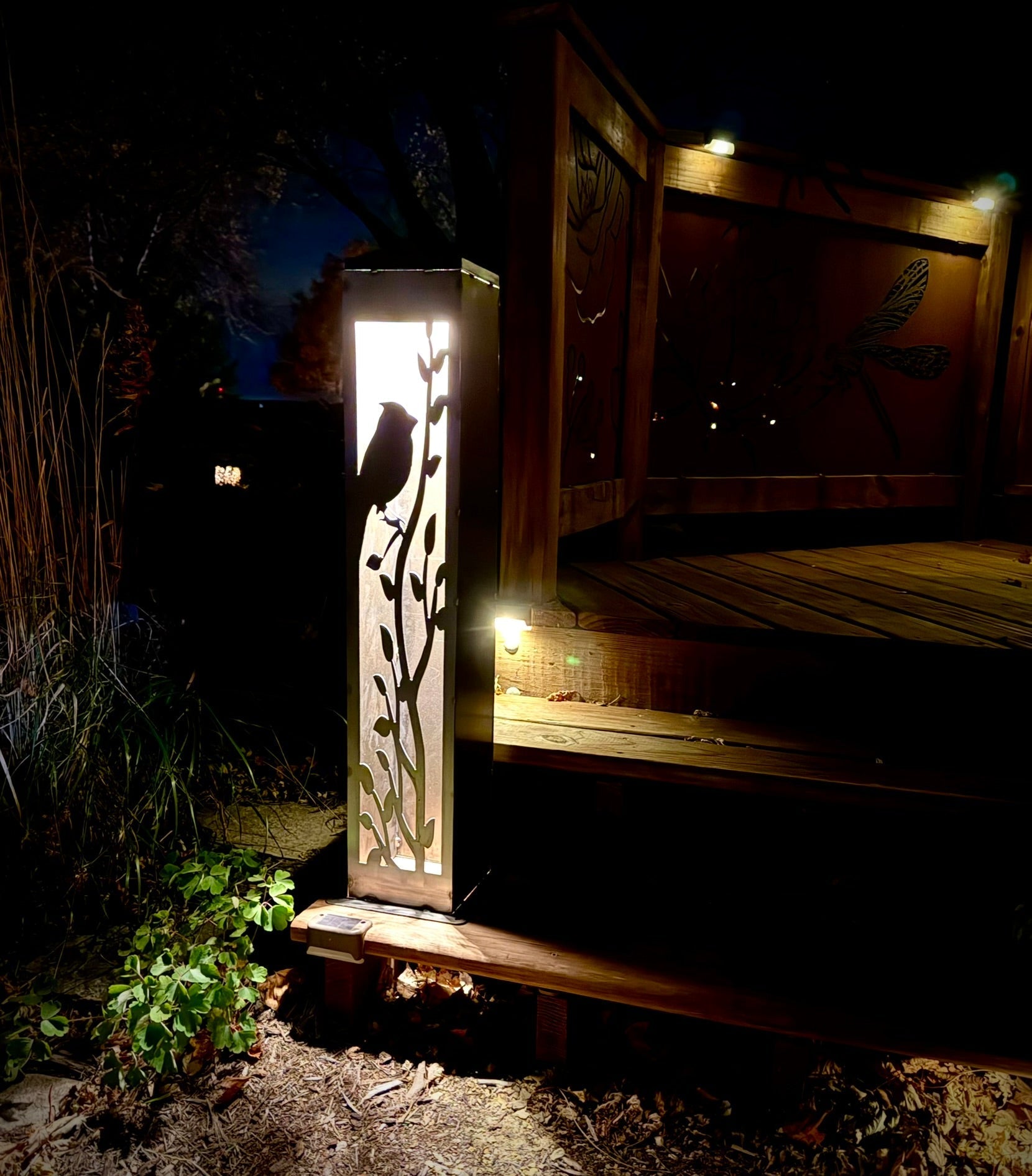 XL Cardinal at Dusk Solar Luminary Pillar